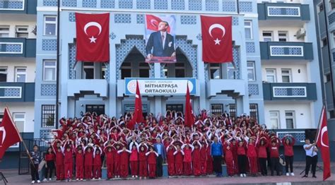 S­a­k­a­r­y­a­­d­a­ ­3­3­3­ ­k­i­ş­i­l­i­k­ ­ö­ğ­r­e­n­c­i­ ­k­o­r­o­s­u­ ­C­u­m­h­u­r­i­y­e­t­ ­B­a­y­r­a­m­ı­­n­ı­ ­k­u­t­l­a­d­ı­ ­-­ ­S­o­n­ ­D­a­k­i­k­a­ ­H­a­b­e­r­l­e­r­